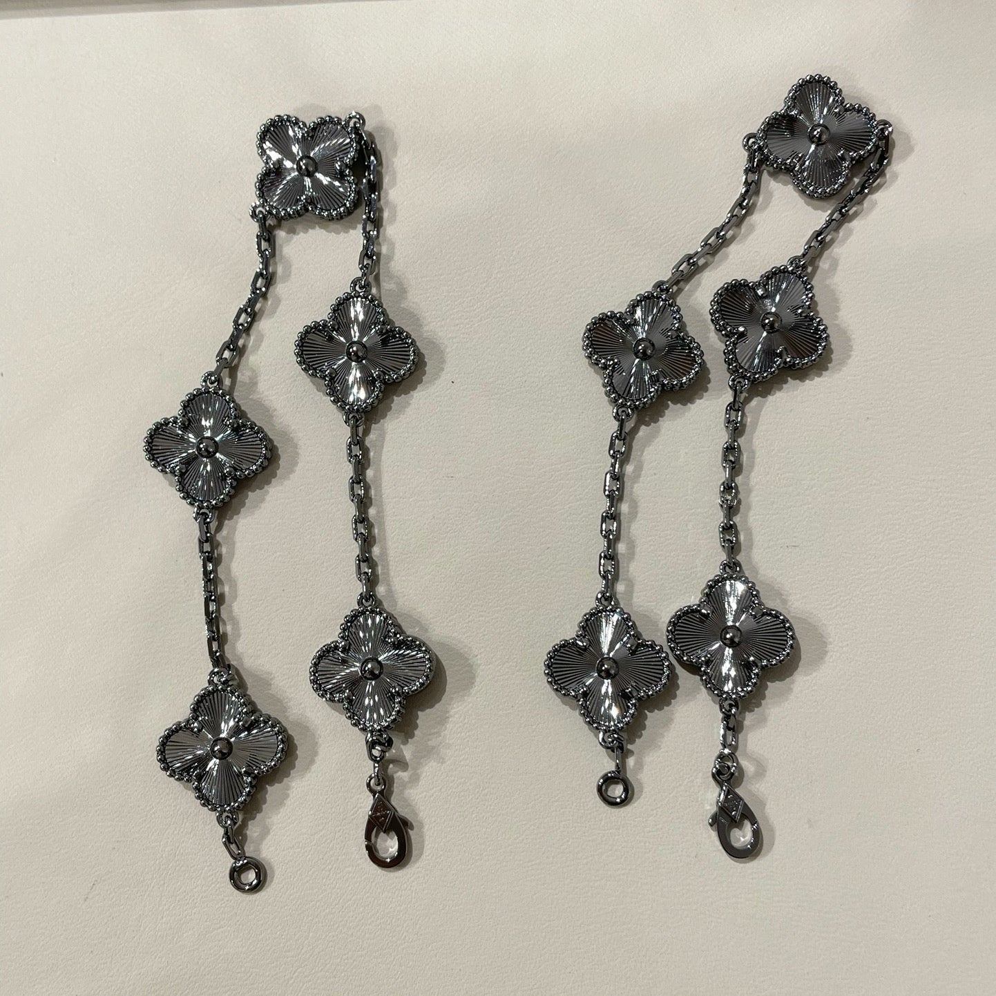 [RAFFINE]CLOVER 5 MOTIF BLACK BRACELET