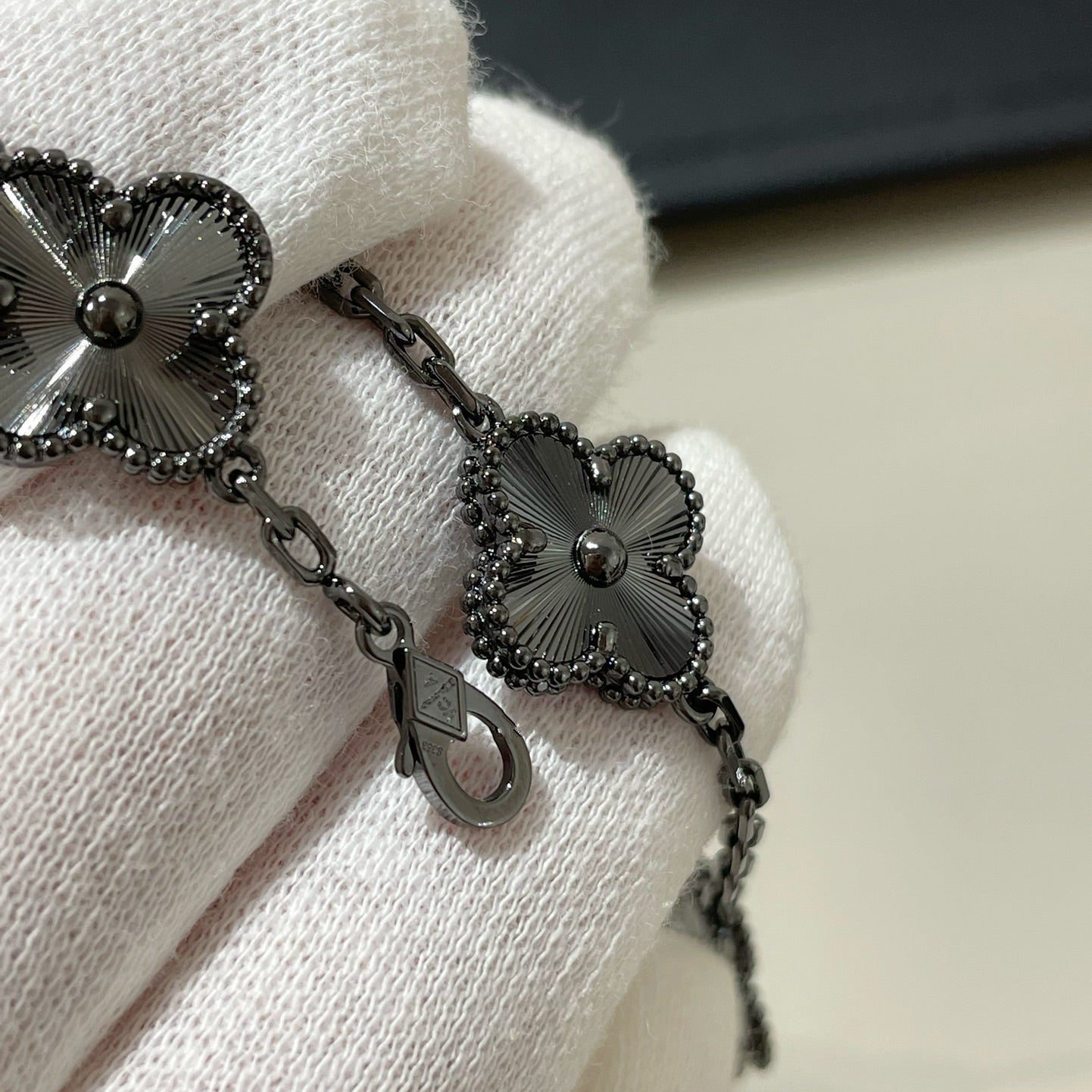 [RAFFINE]CLOVER 5 MOTIF BLACK BRACELET