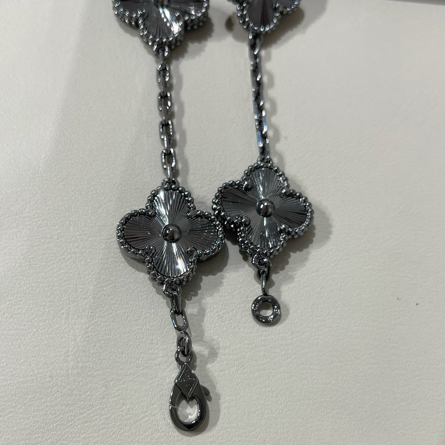 [RAFFINE]CLOVER 5 MOTIF BLACK BRACELET