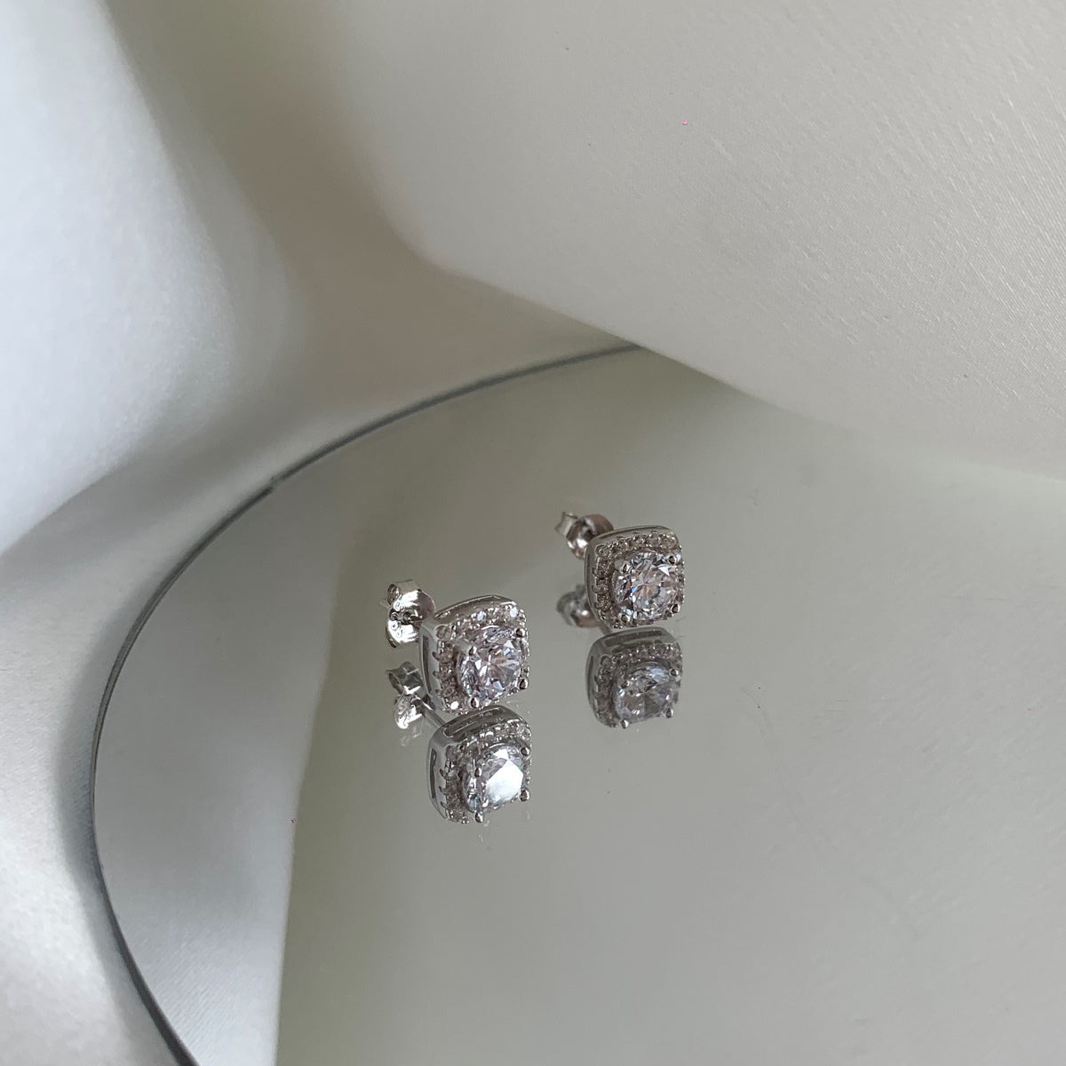 [RAFFINE]Classic Round Center Stone Stud Earrings