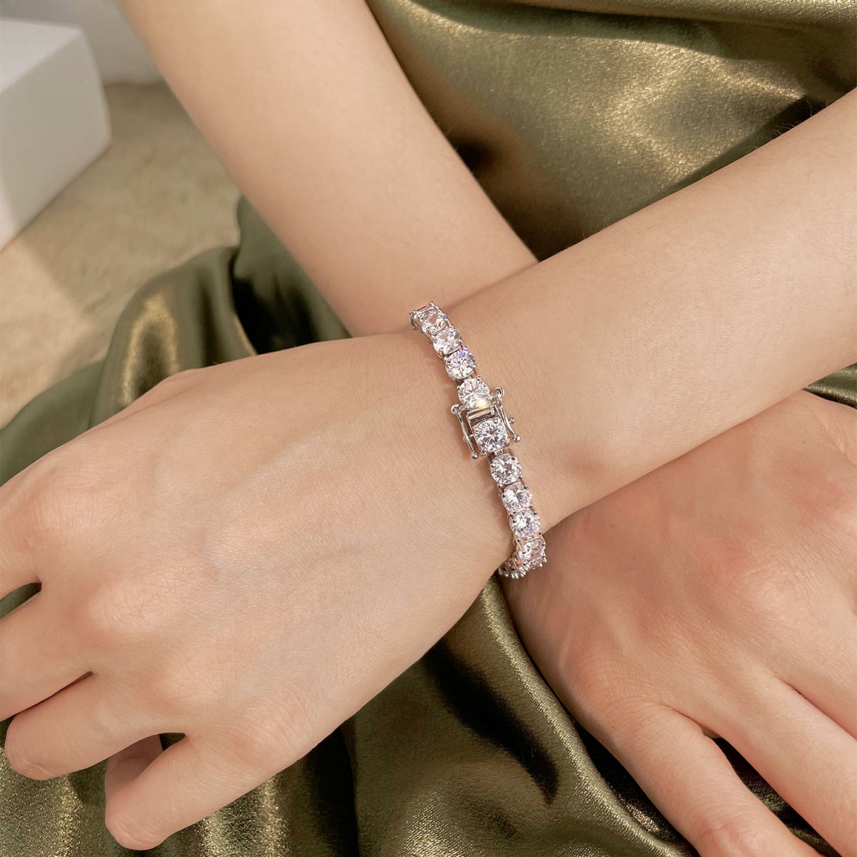 [RAFFINE]0.75 Carat Dazzling Round Cut Wedding Bracelet