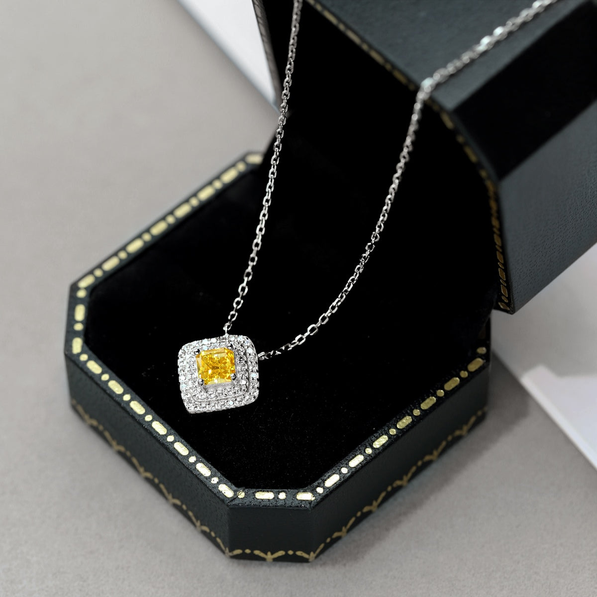 [RAFFINE]Sparkling Asscher Cut Necklace