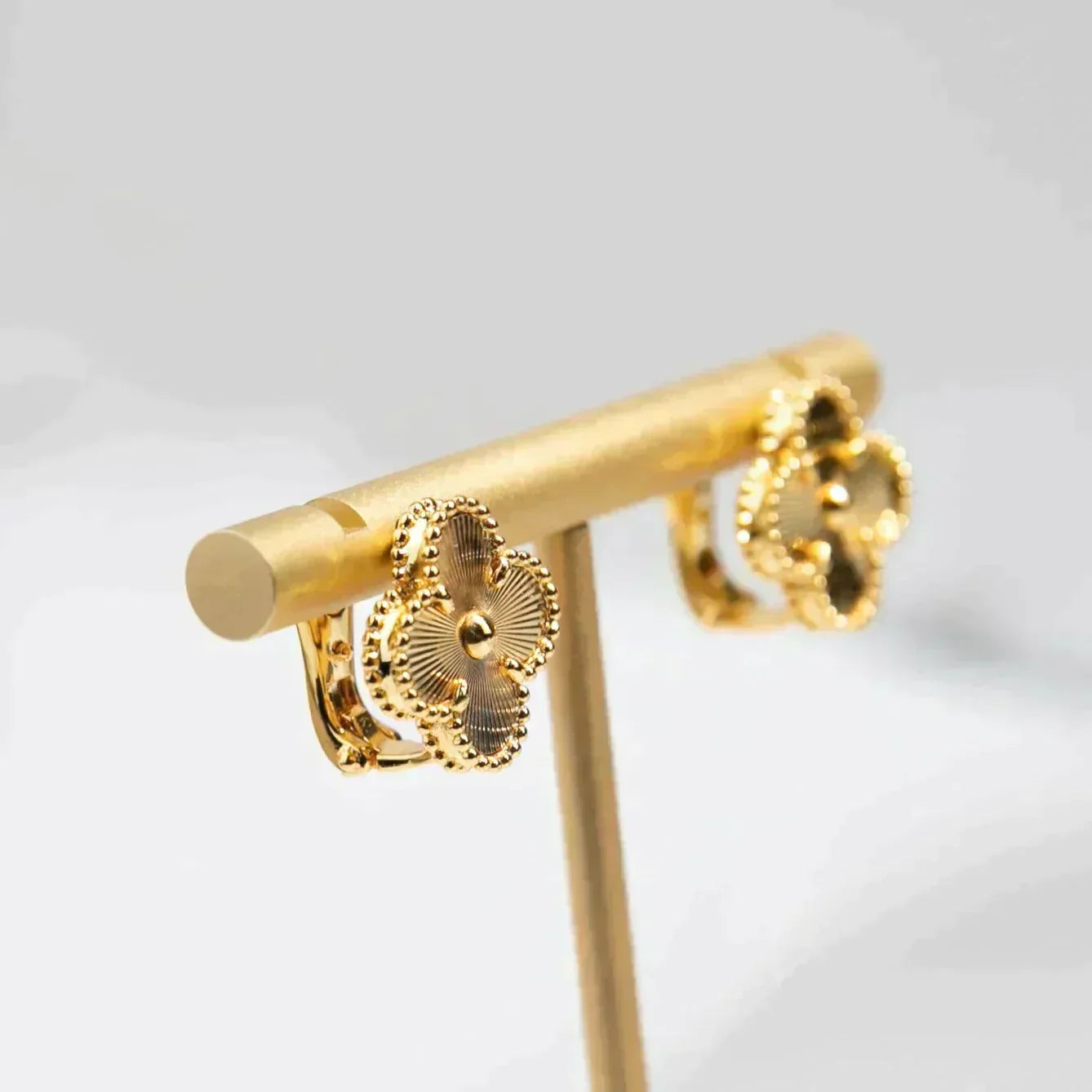[RAFFINE]CLOVER MEDIUM 1 MOTIFS LASER EARRINGS