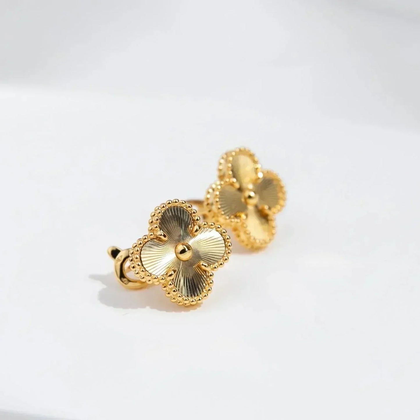 [RAFFINE]CLOVER MEDIUM 1 MOTIFS LASER EARRINGS