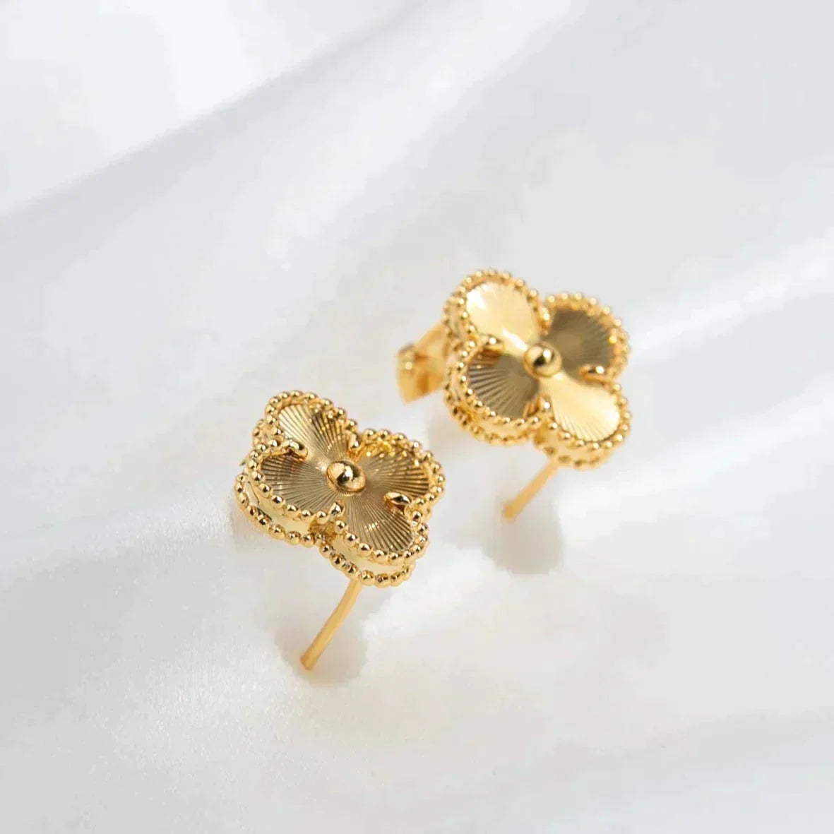 [RAFFINE]CLOVER MEDIUM 1 MOTIFS LASER EARRINGS