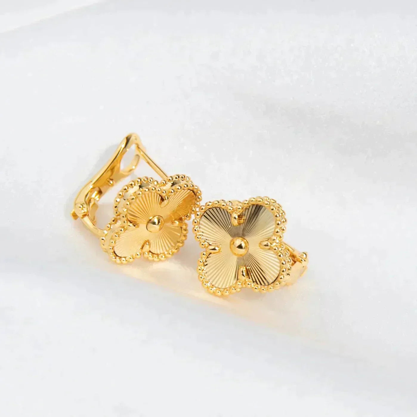 [RAFFINE]CLOVER MEDIUM 1 MOTIFS LASER EARRINGS
