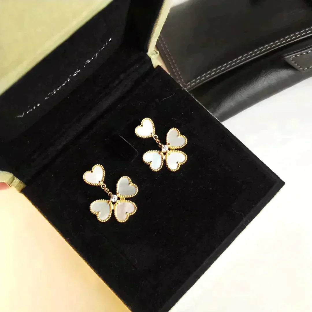 [RAFFINE]CLOVER SWEET WHITE MOP EARRINGS