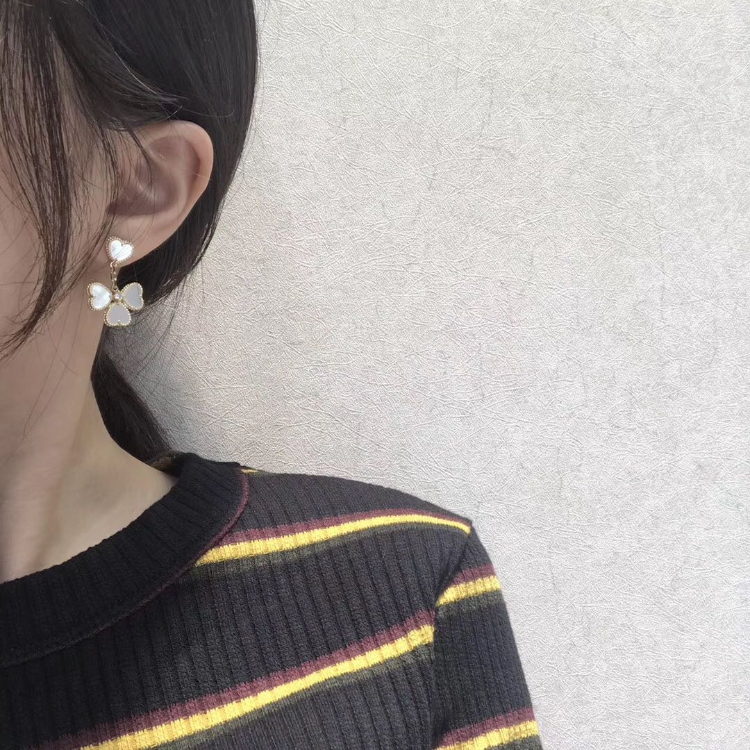 [RAFFINE]CLOVER SWEET WHITE MOP EARRINGS