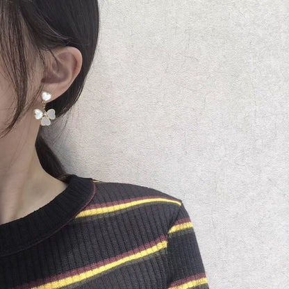 [RAFFINE]CLOVER SWEET WHITE MOP EARRINGS