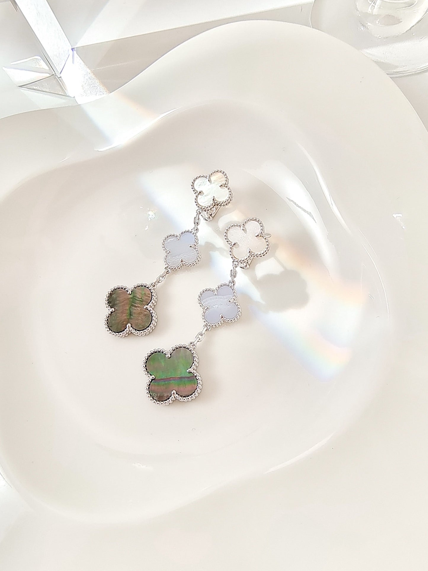 [RAFFINE]CLOVER 3 MOTIFS CHALCEDONY DARK MOP SILVER EARRINGS