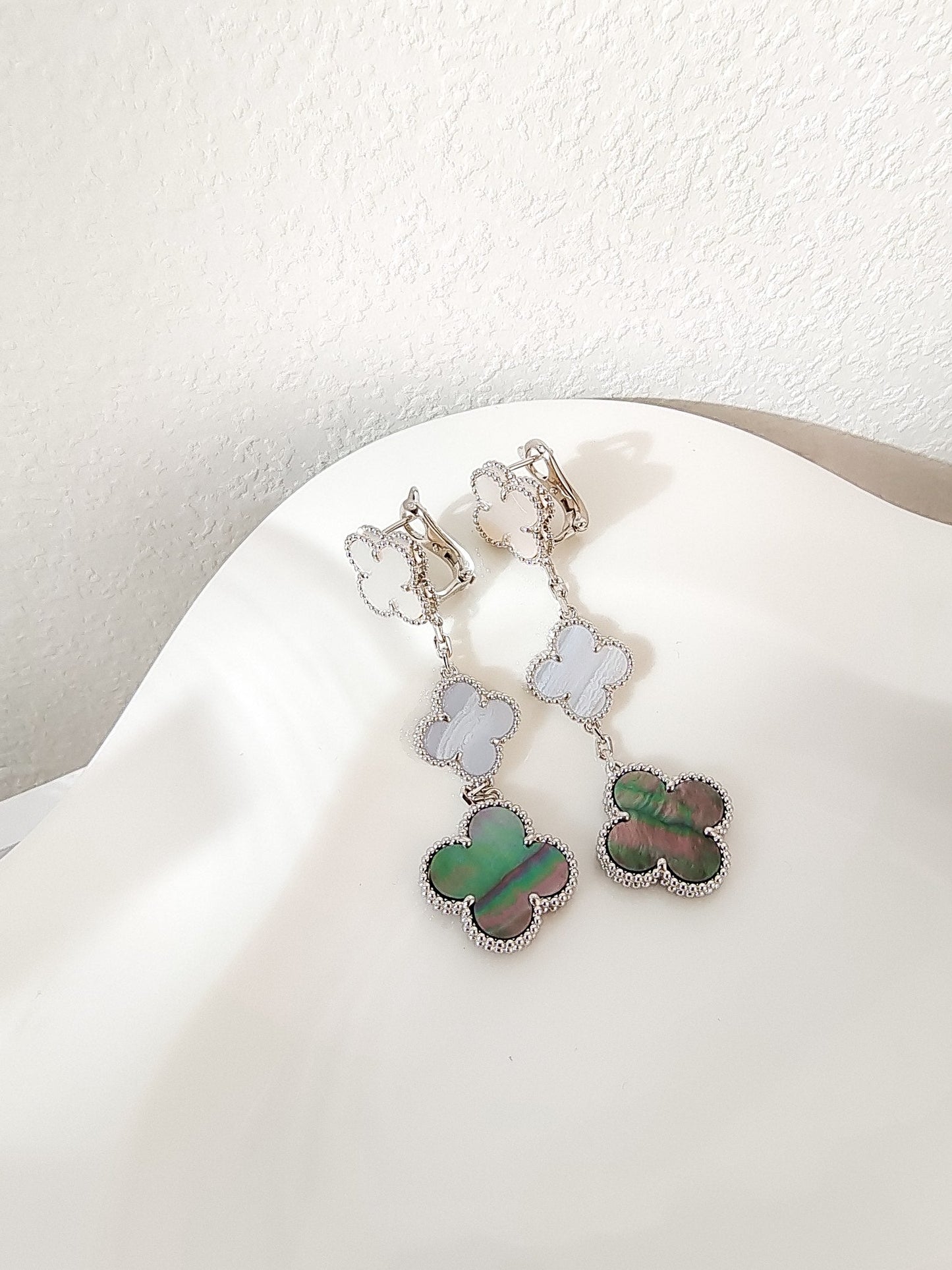 [RAFFINE]CLOVER 3 MOTIFS CHALCEDONY DARK MOP SILVER EARRINGS