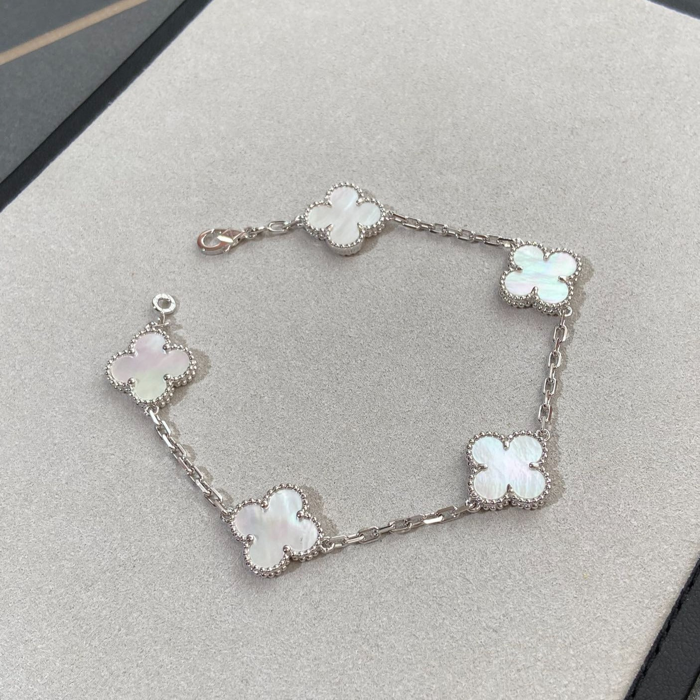 [RAFFINE]CLOVER WHITE PEARL MOP 5 MOTIF BRACELET COLLECTION