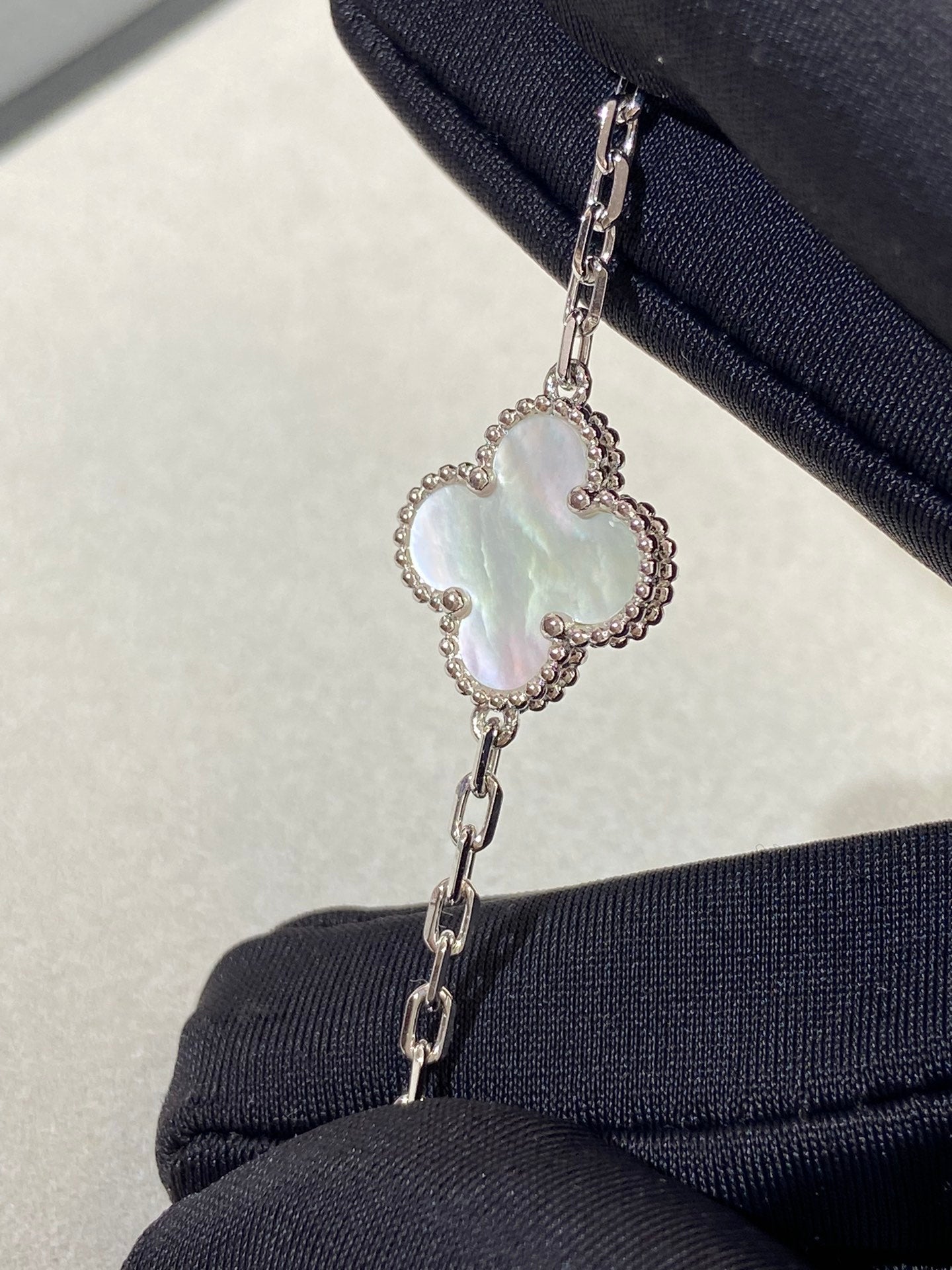 [RAFFINE]CLOVER WHITE PEARL MOP 5 MOTIF BRACELET COLLECTION