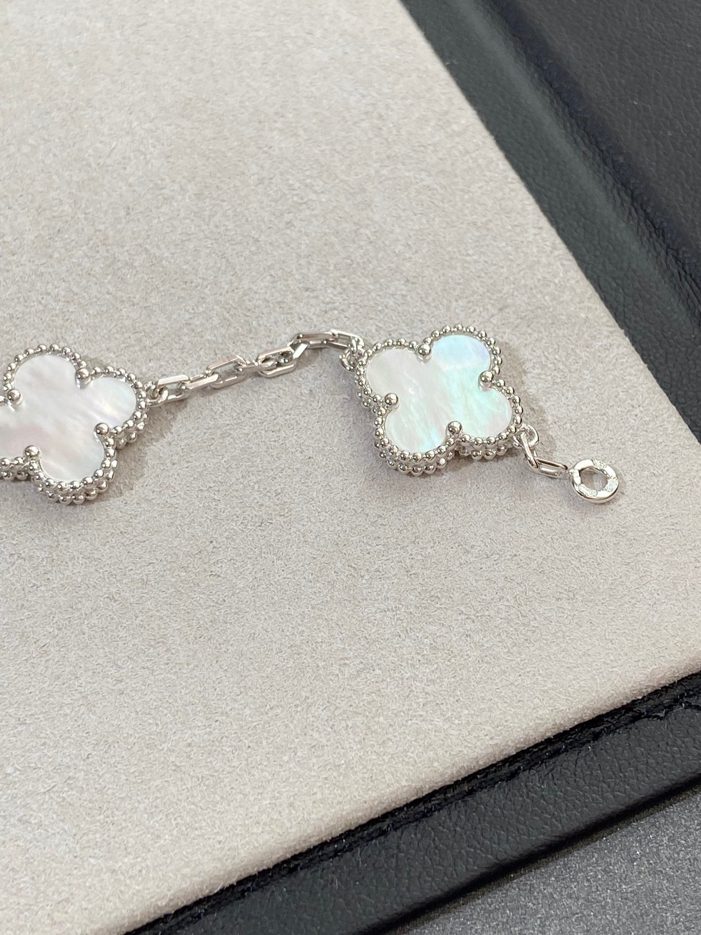 [RAFFINE]CLOVER WHITE PEARL MOP 5 MOTIF BRACELET COLLECTION