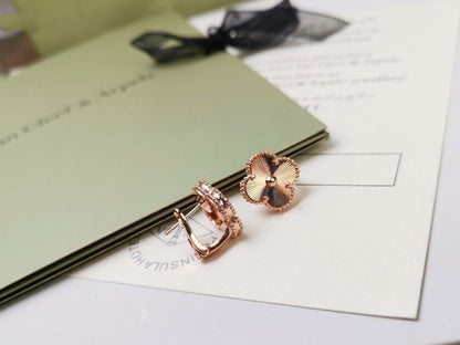 [RAFFINE]CLOVER MEDIUM STUD EARRINGS