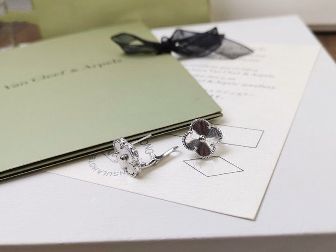 [RAFFINE]CLOVER MEDIUM STUD EARRINGS
