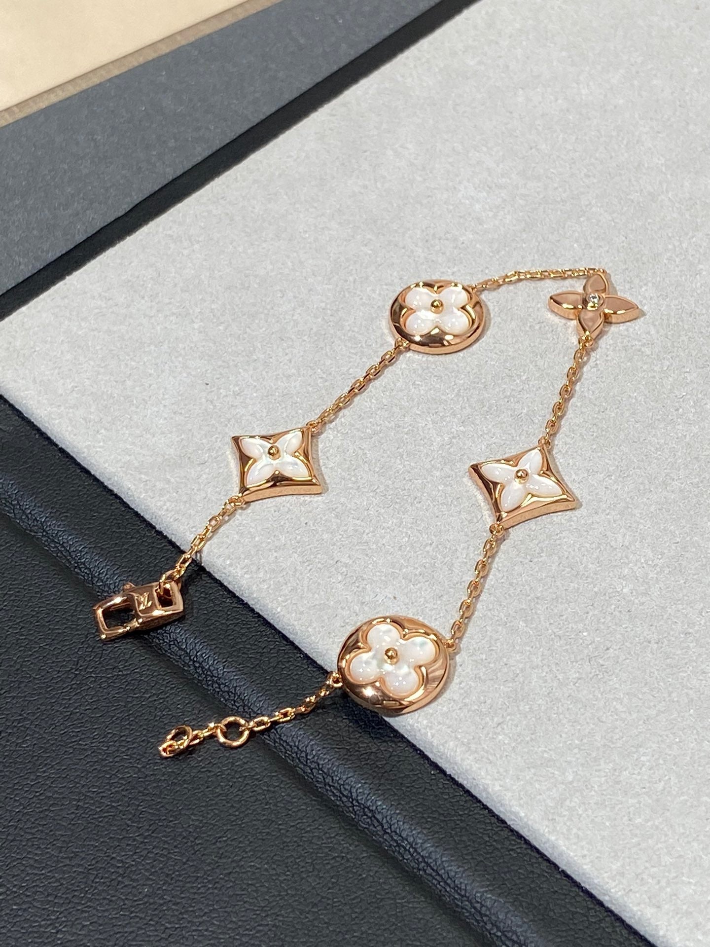 [RAFFINE]STAR AND SUN 5 MOTIF MOP PINK GOLD BRACELET