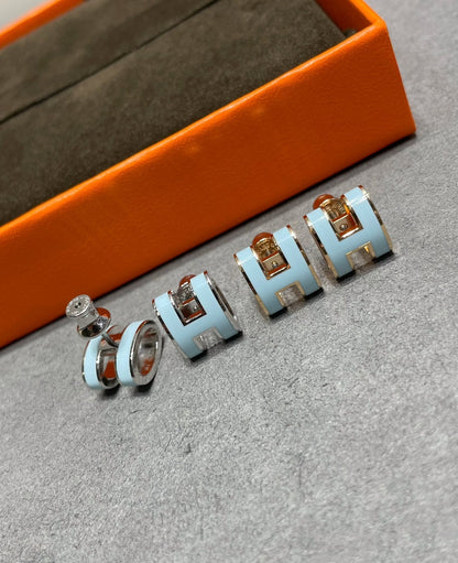 [RAFFINE]POP H SKY BLUE STUD EARRINGS