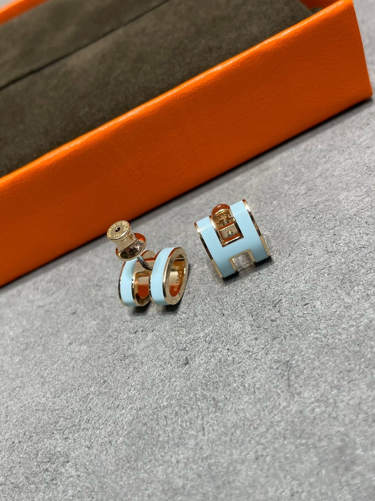 [RAFFINE]POP H SKY BLUE STUD EARRINGS