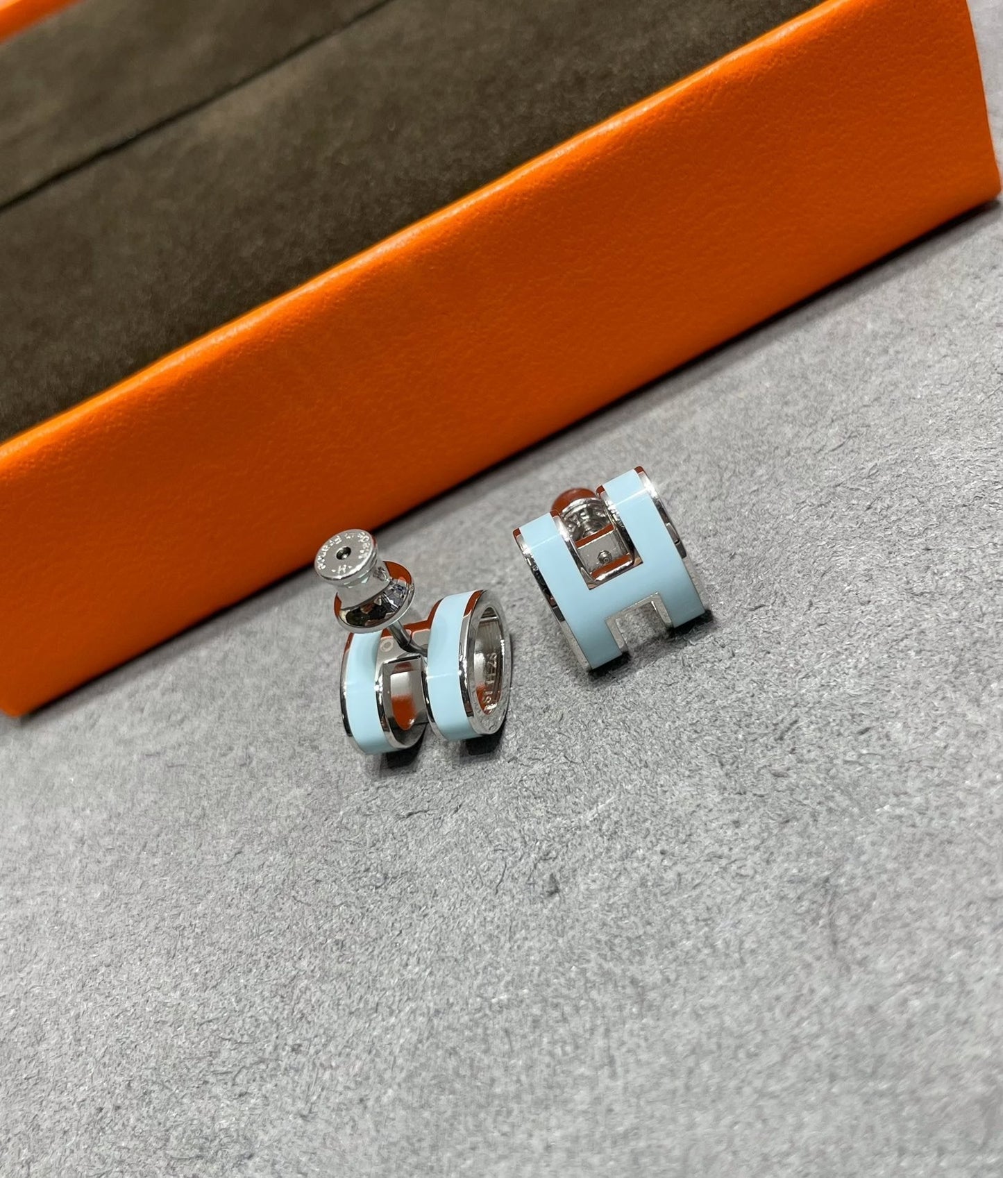 [RAFFINE]POP H SKY BLUE STUD EARRINGS