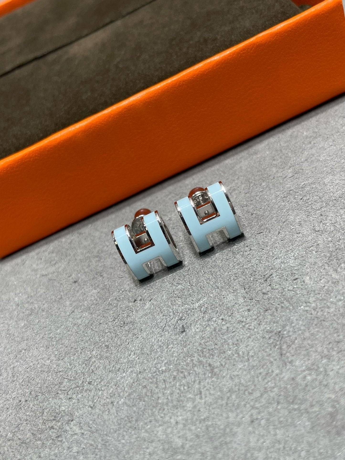[RAFFINE]POP H SKY BLUE STUD EARRINGS