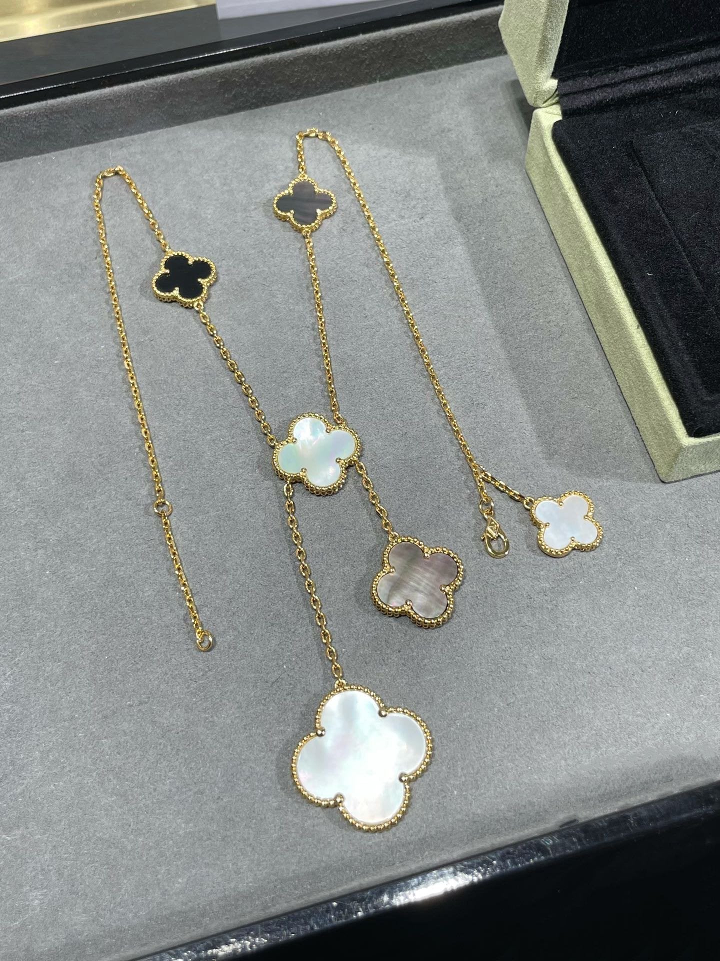 [RAFFINE]CLOVER 6 MOTIF MOP ONYX GOLD NECKLACE