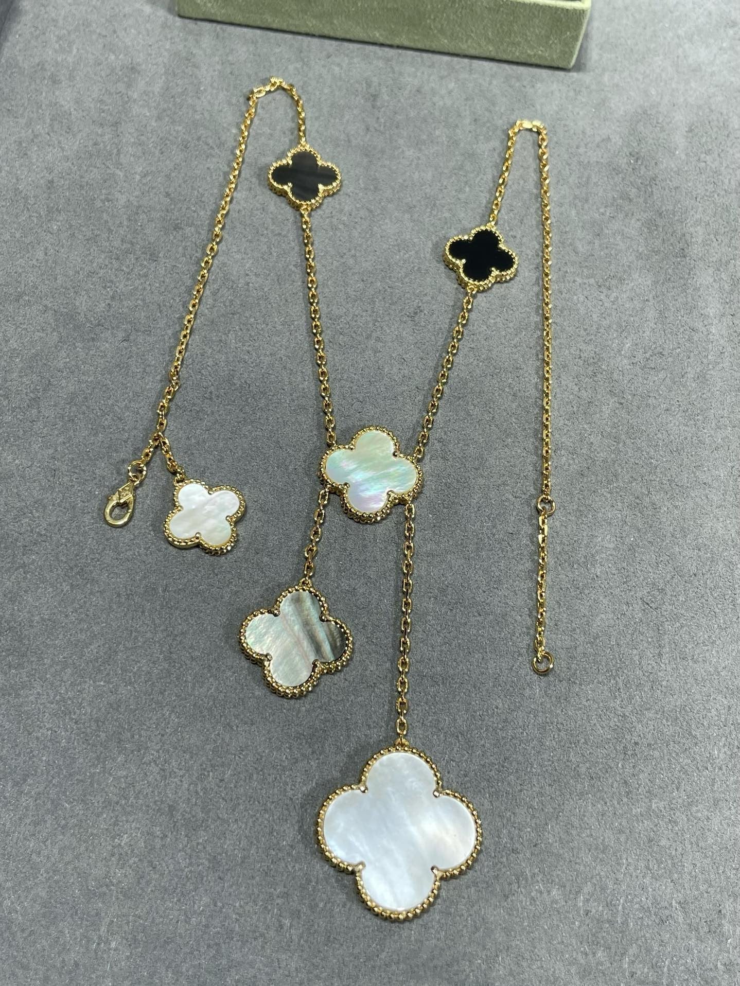[RAFFINE]CLOVER 6 MOTIF MOP ONYX GOLD NECKLACE