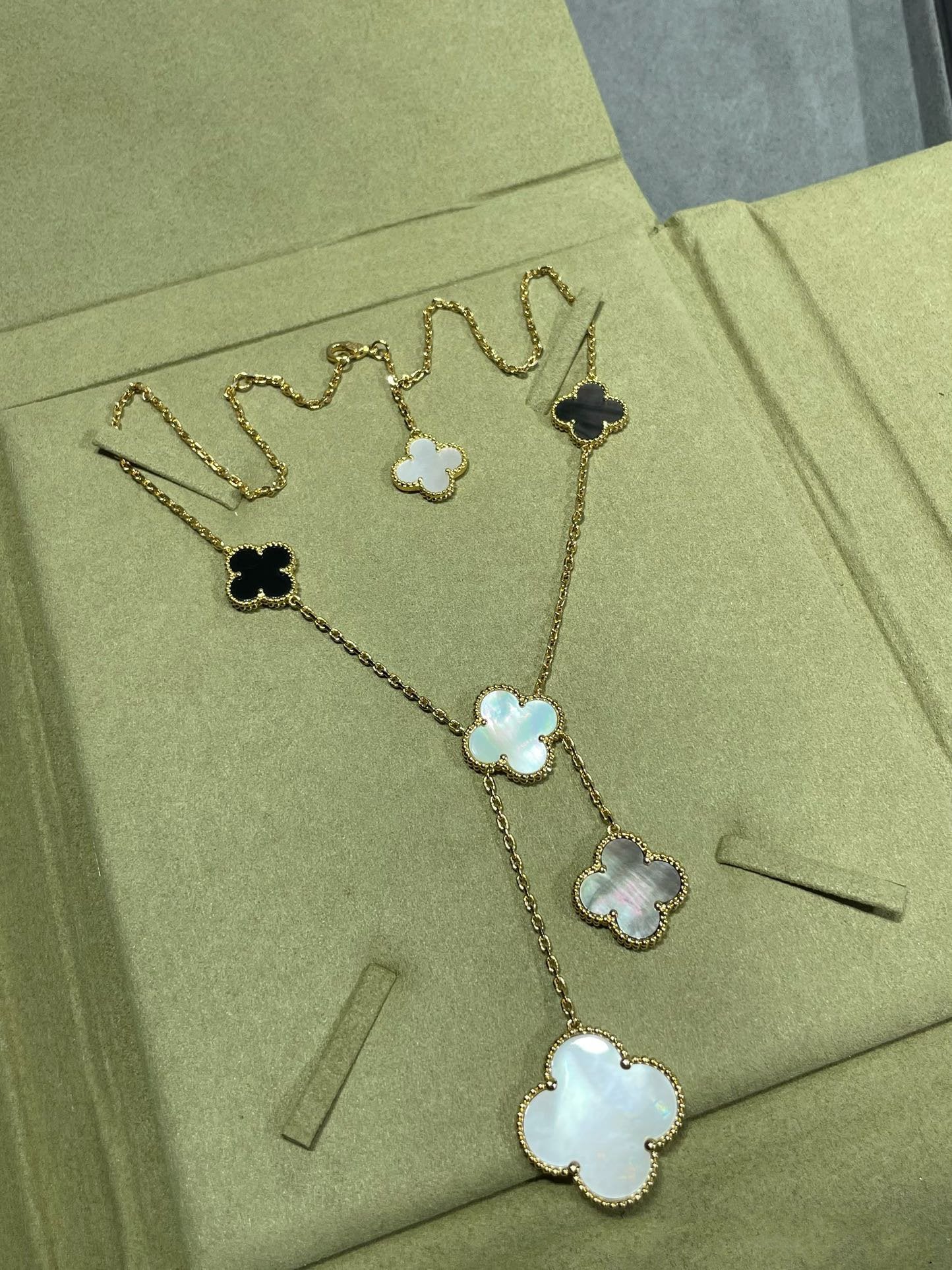 [RAFFINE]CLOVER 6 MOTIF MOP ONYX GOLD NECKLACE
