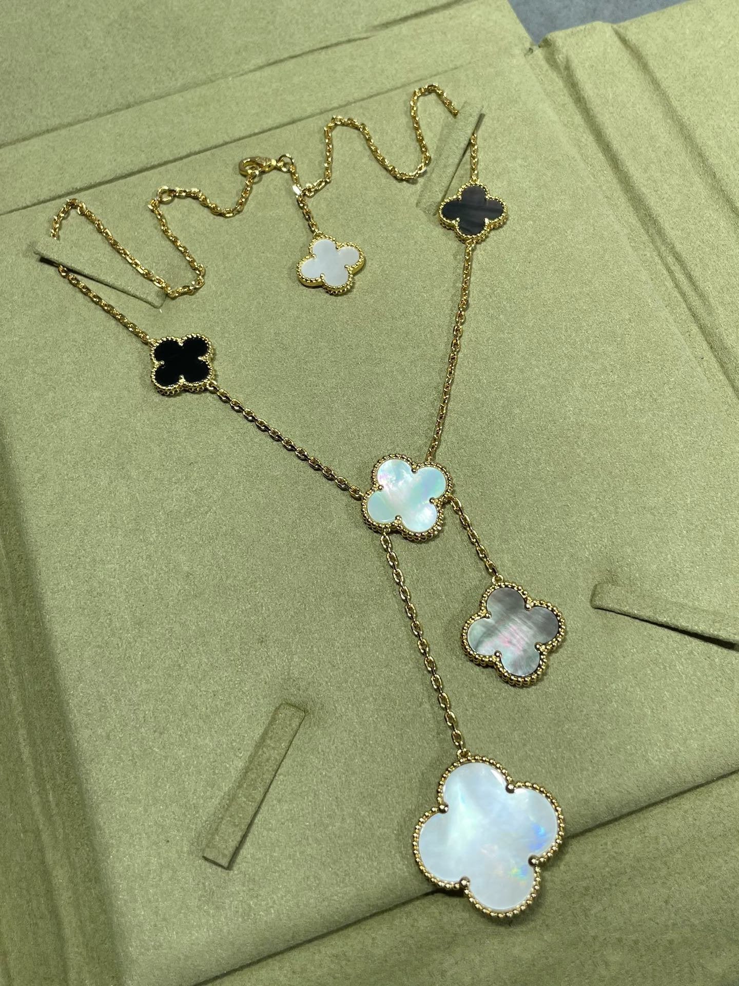 [RAFFINE]CLOVER 6 MOTIF MOP ONYX GOLD NECKLACE