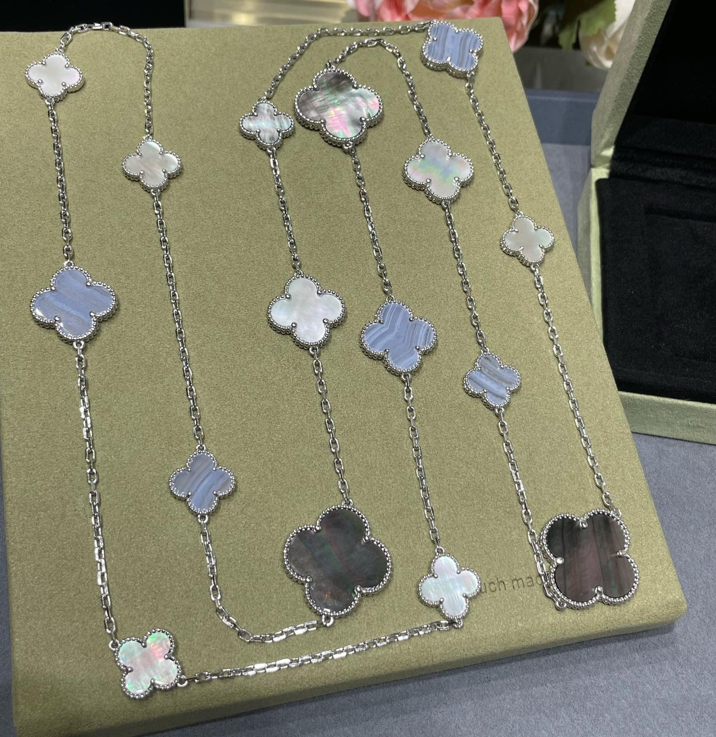 [RAFFINE]CLOVER 16 MOTIF CHALCEDONY MOP SILVER NECKLACE