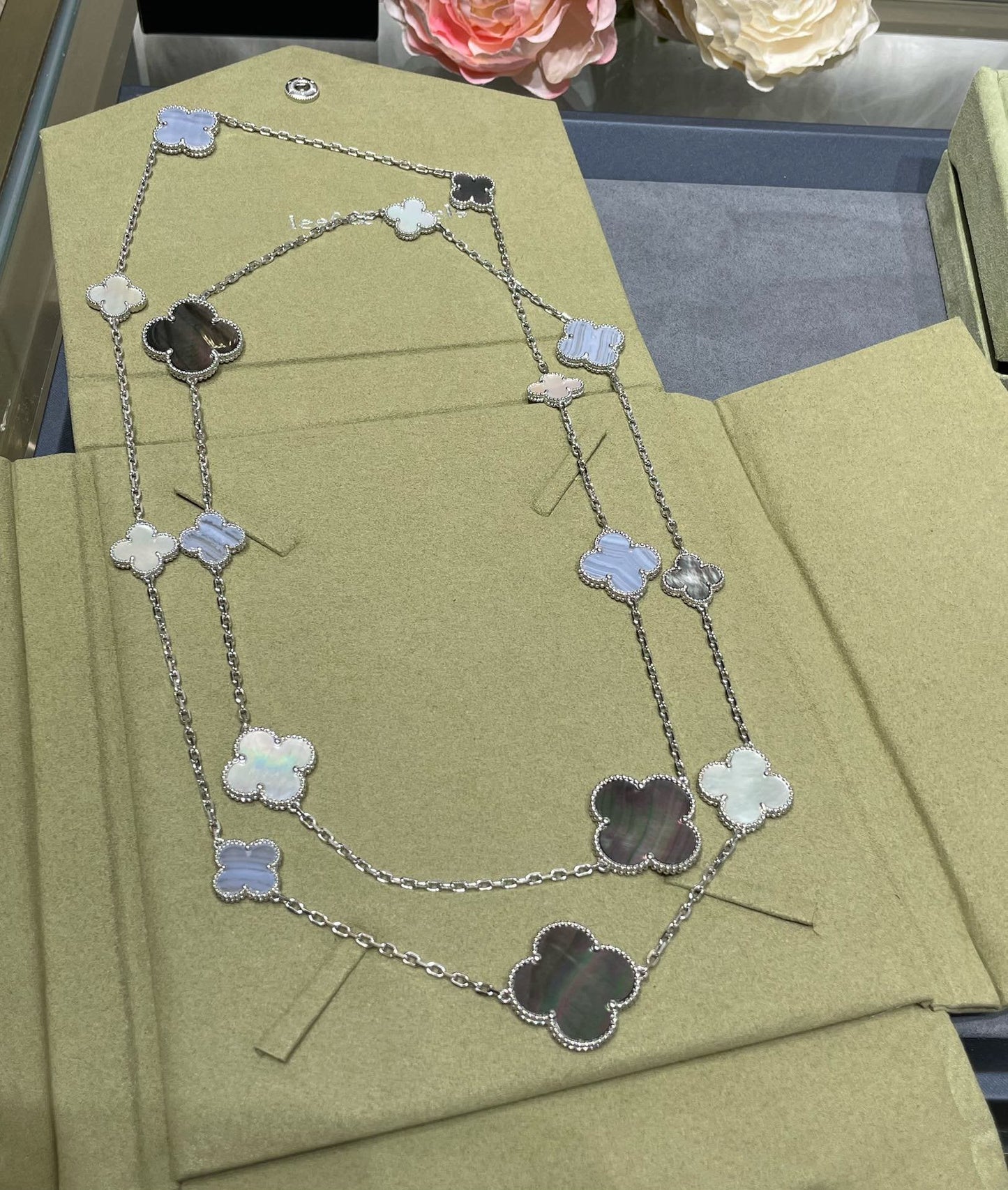 [RAFFINE]CLOVER 16 MOTIF CHALCEDONY MOP SILVER NECKLACE