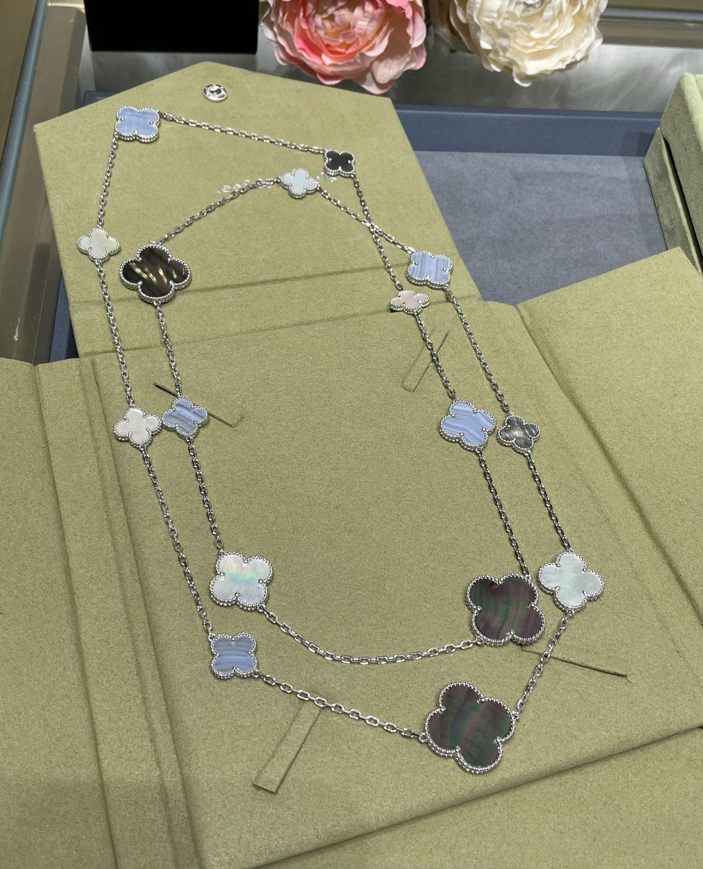 [RAFFINE]CLOVER 16 MOTIF CHALCEDONY MOP SILVER NECKLACE