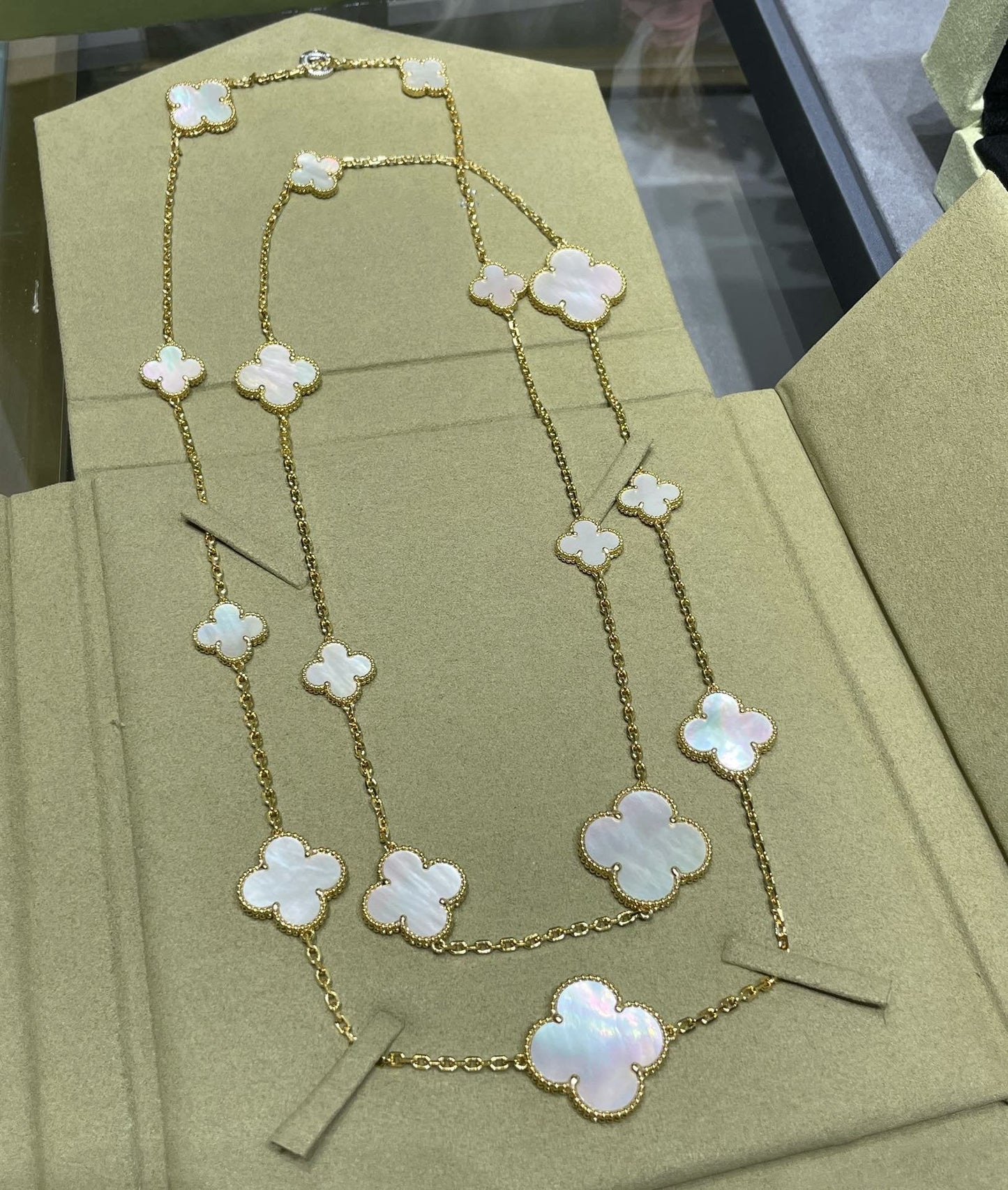[RAFFINE]CLOVER 16 MOTIF WHITE MOP GOLD NECKLACE