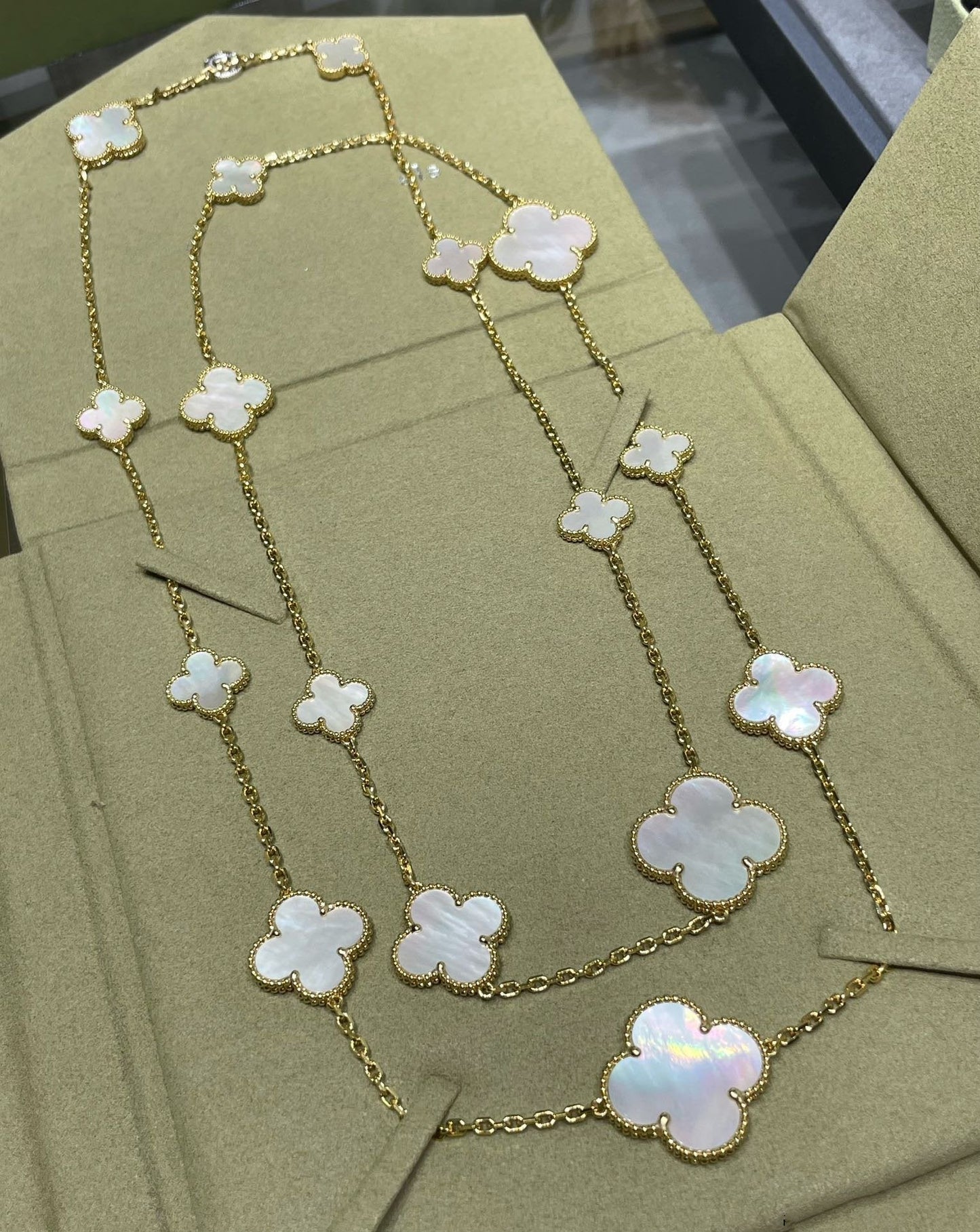 [RAFFINE]CLOVER 16 MOTIF WHITE MOP GOLD NECKLACE