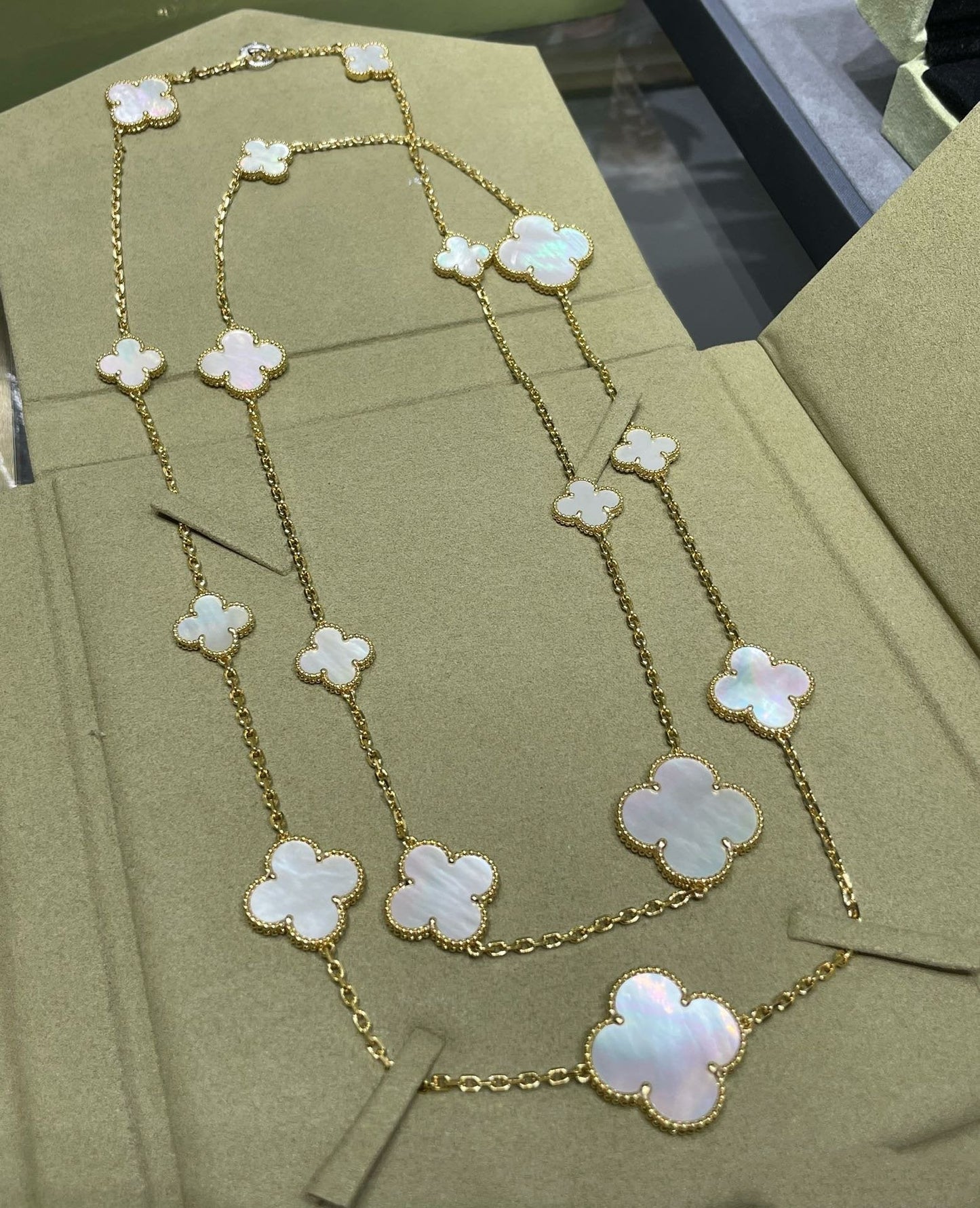 [RAFFINE]CLOVER 16 MOTIF WHITE MOP GOLD NECKLACE