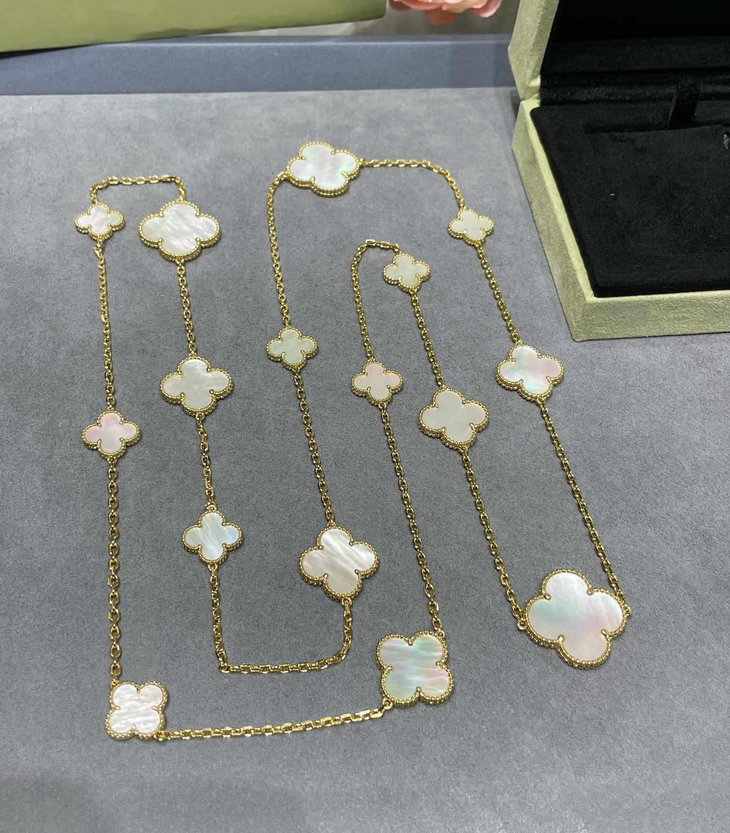[RAFFINE]CLOVER 16 MOTIF WHITE MOP GOLD NECKLACE