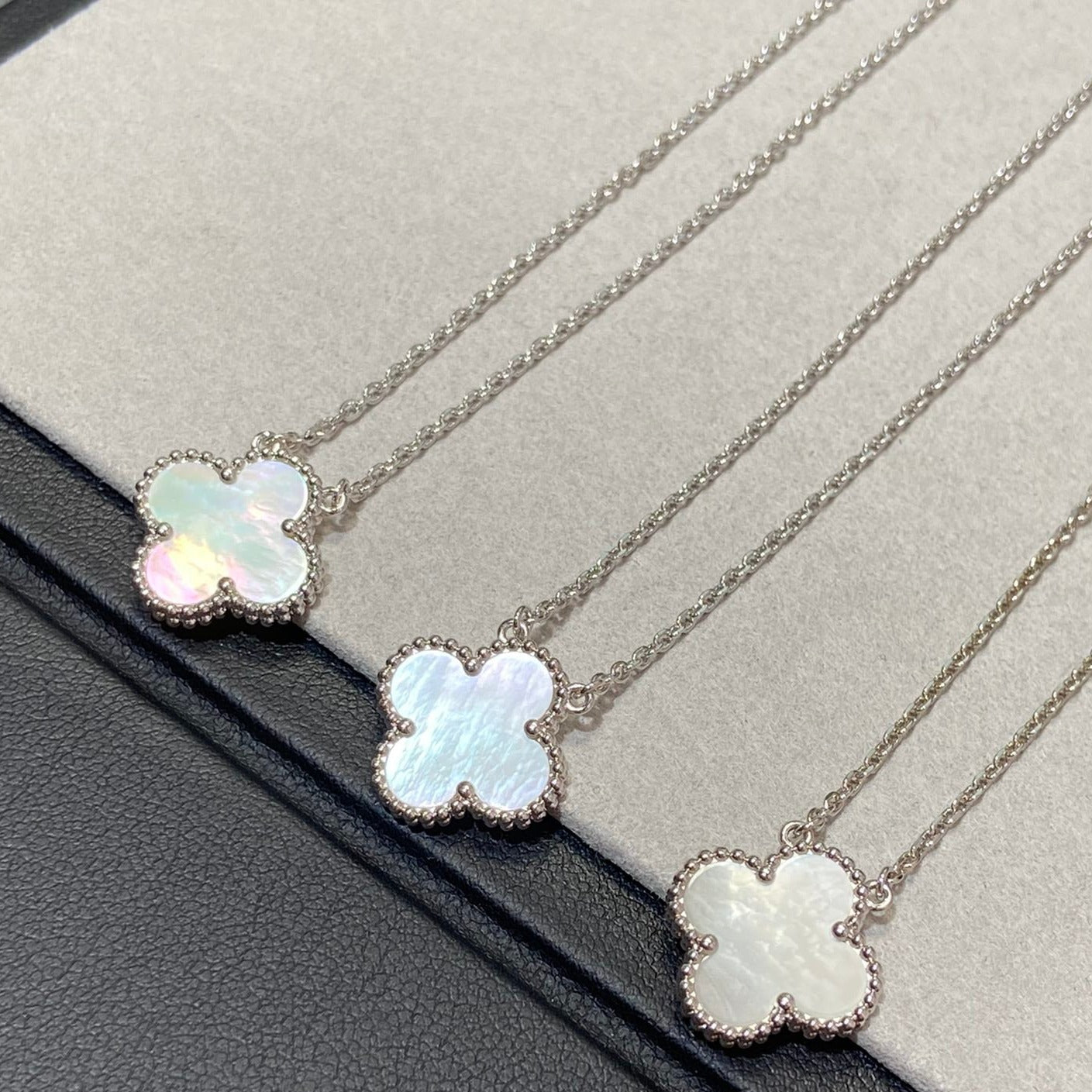 [RAFFINE]CLOVER MEDIUM SILVER WHITE MOP NECKLACE