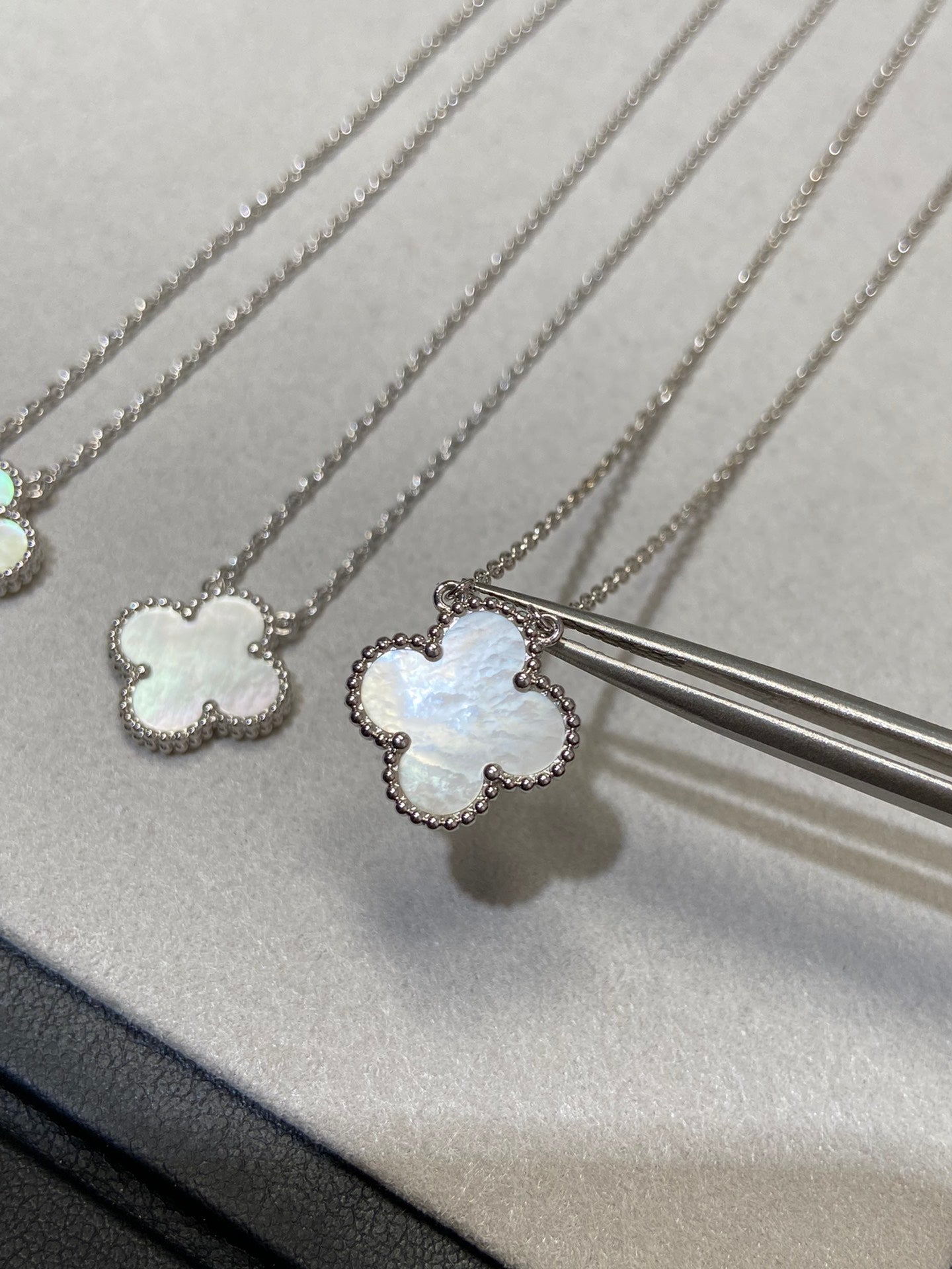 [RAFFINE]CLOVER MEDIUM SILVER WHITE MOP NECKLACE