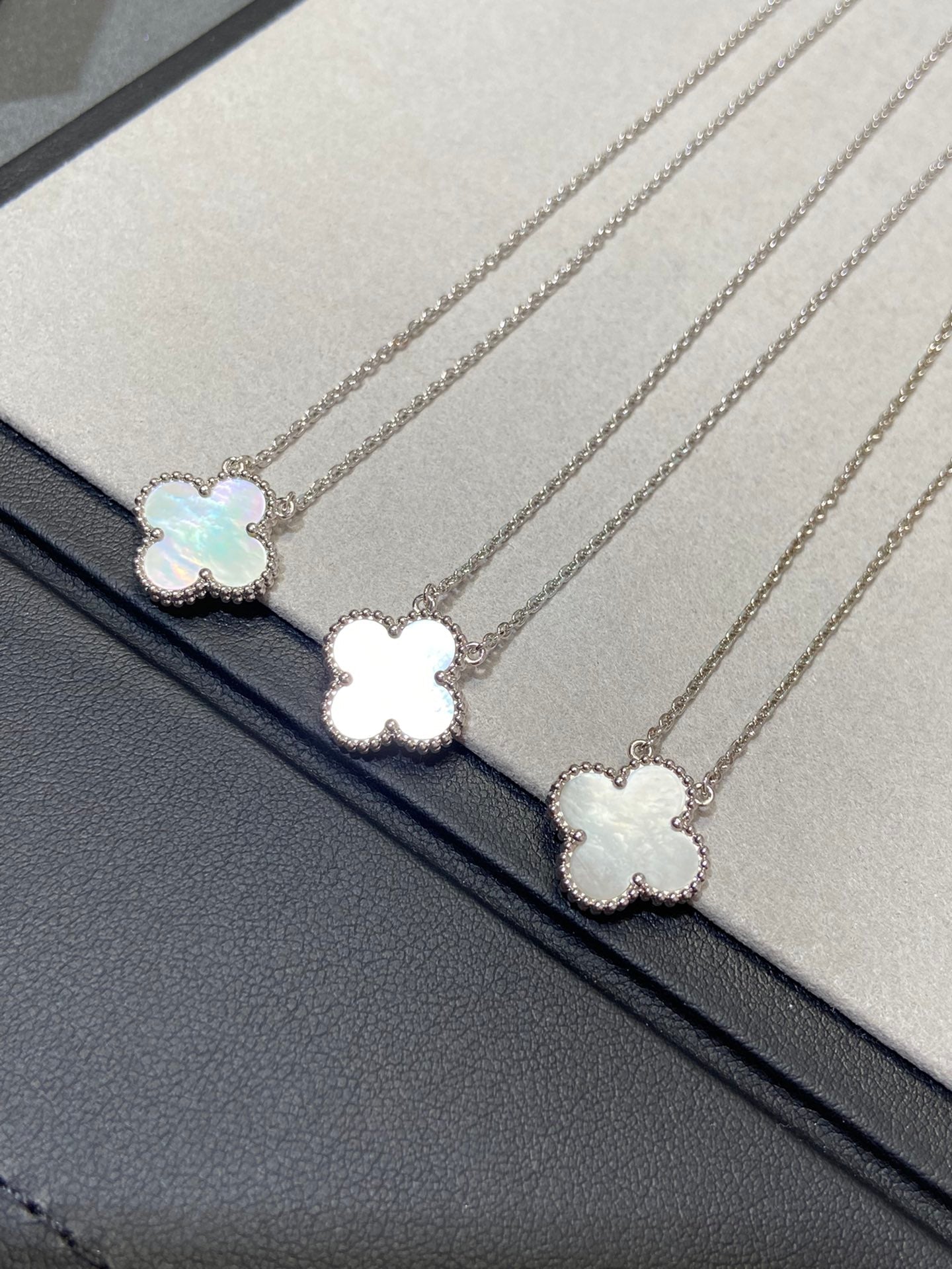 [RAFFINE]CLOVER MEDIUM SILVER WHITE MOP NECKLACE