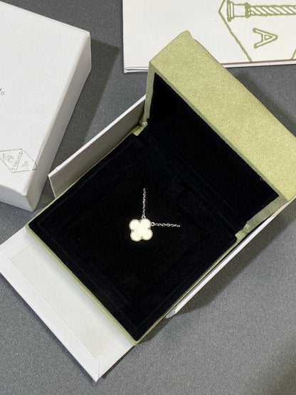 [RAFFINE]CLOVER MEDIUM SILVER WHITE MOP NECKLACE