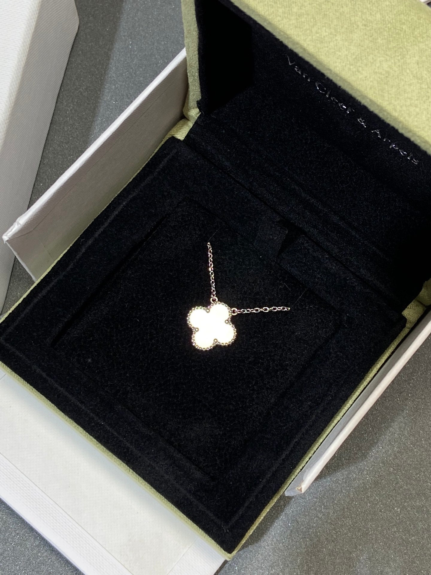 [RAFFINE]CLOVER MEDIUM SILVER WHITE MOP NECKLACE