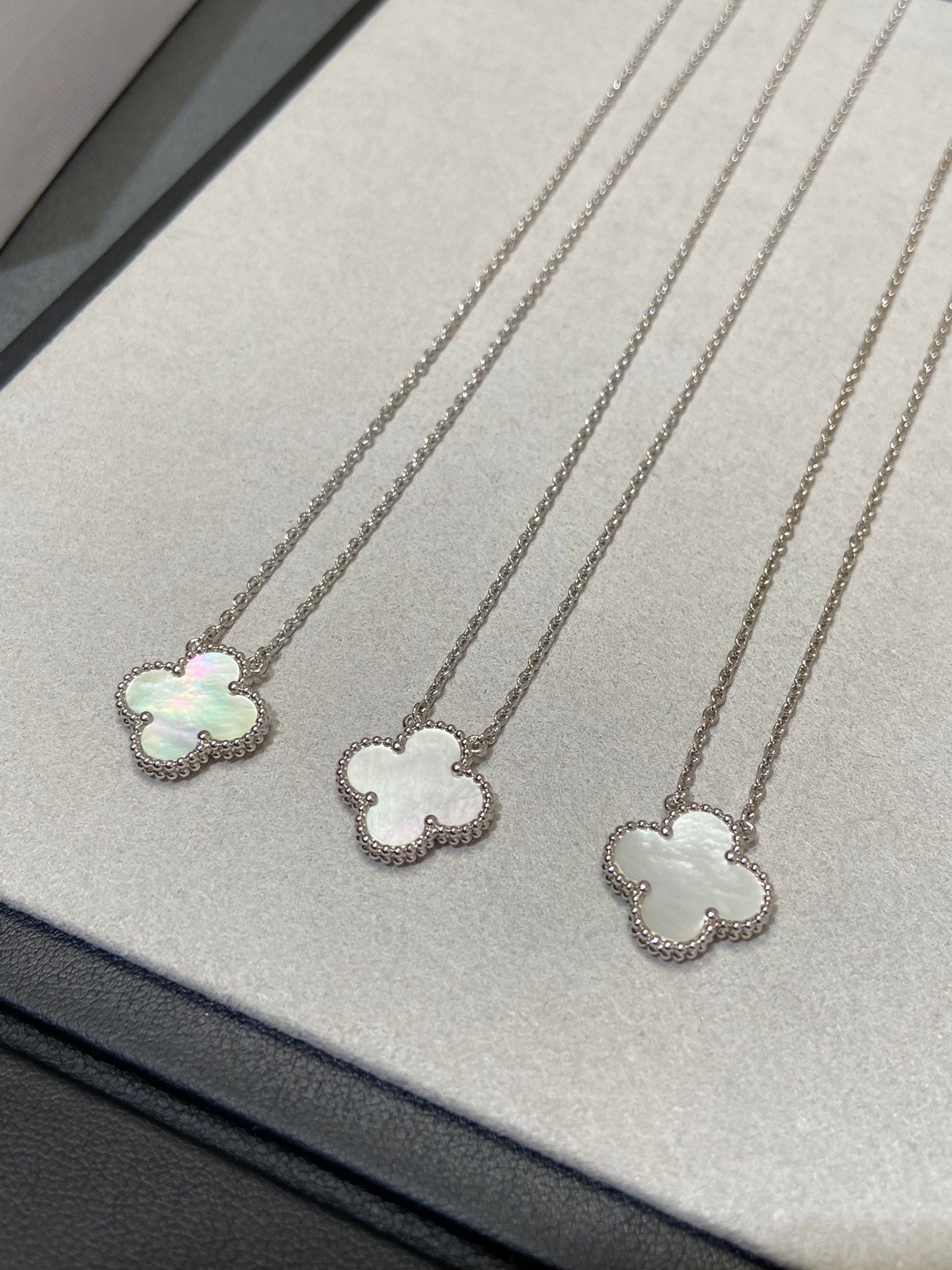 [RAFFINE]CLOVER MEDIUM SILVER WHITE MOP NECKLACE