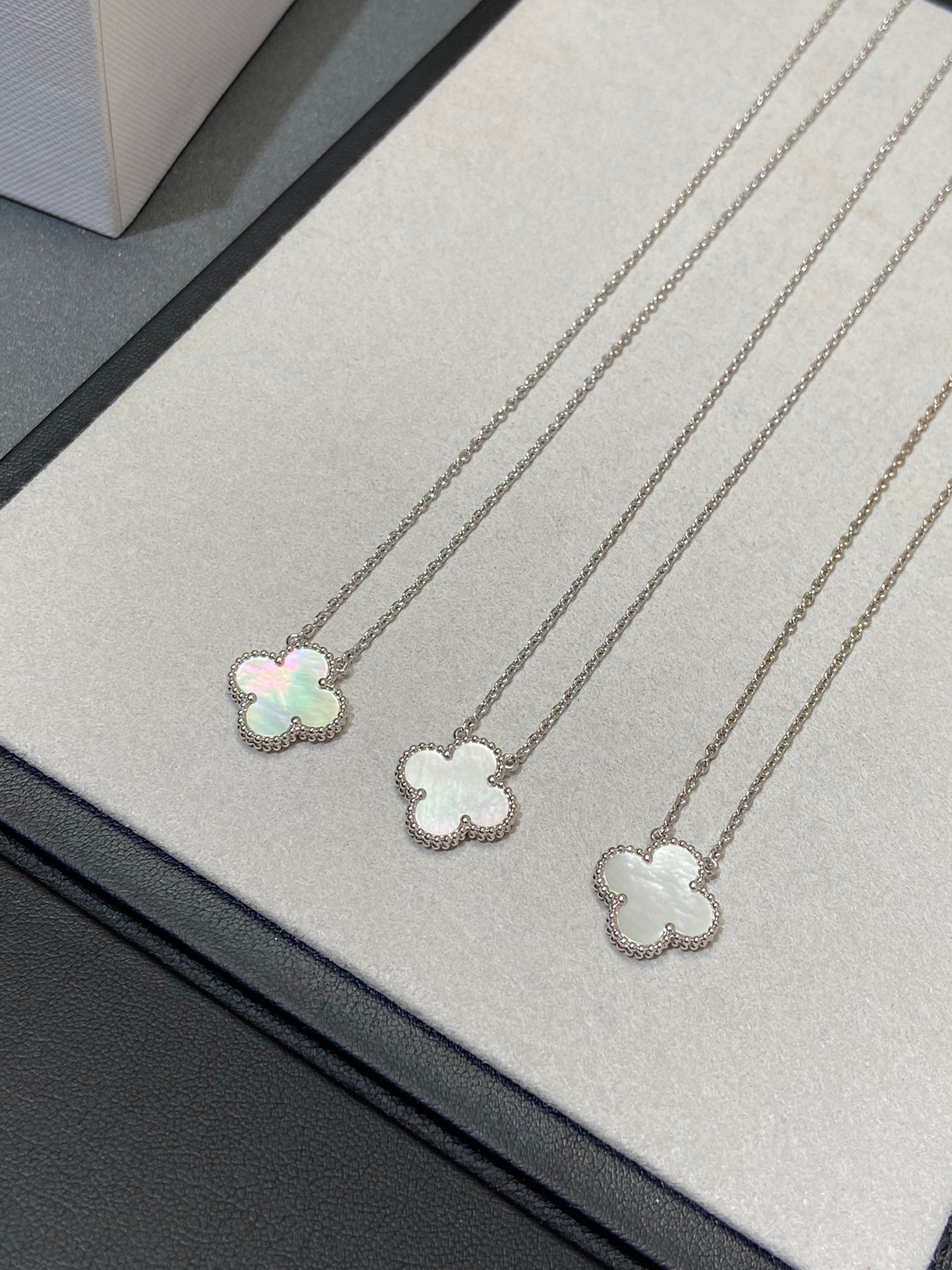 [RAFFINE]CLOVER MEDIUM SILVER WHITE MOP NECKLACE