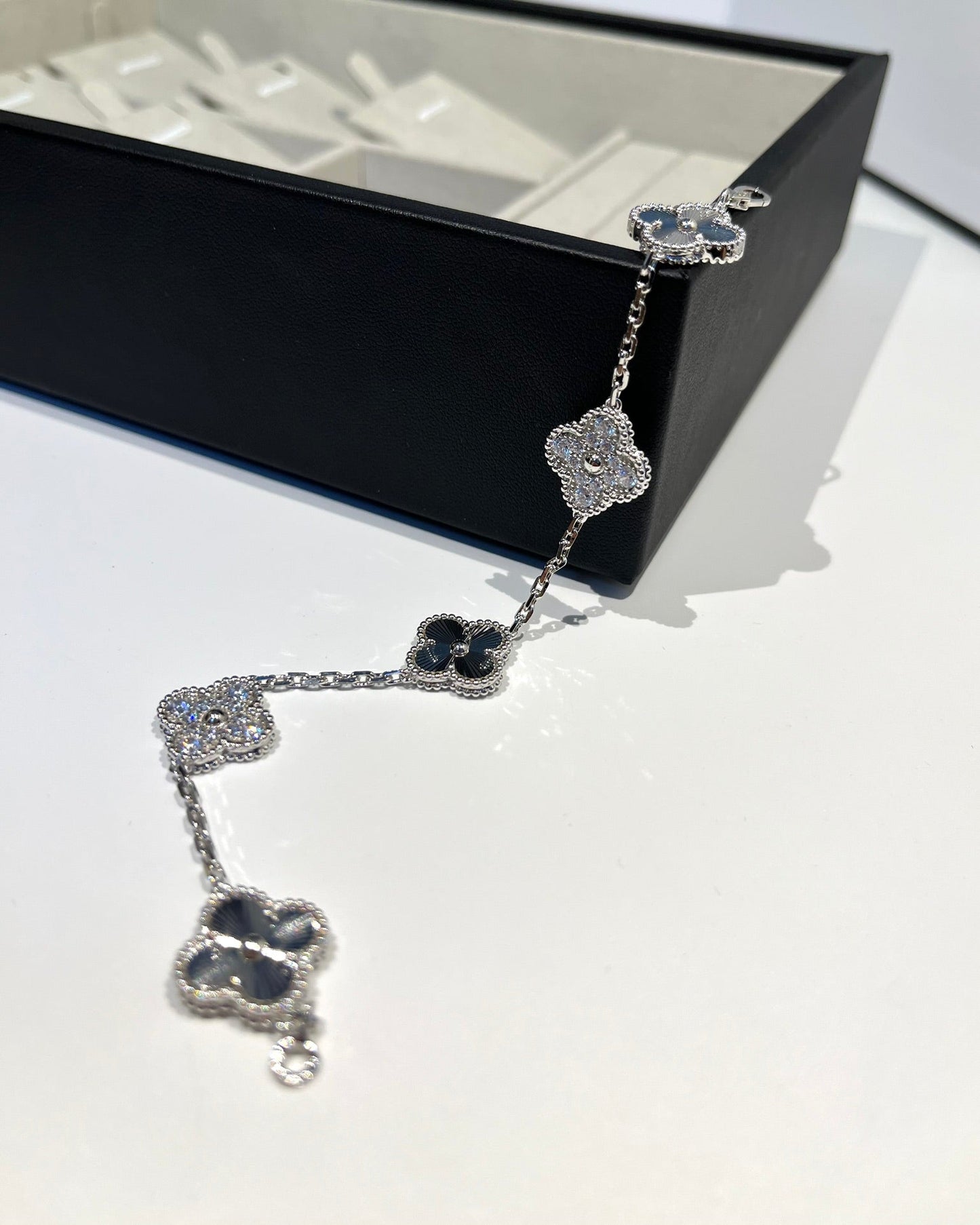 [RAFFINE] CLOVER 5 MOTIF LASER BRACELET COLLECTION
