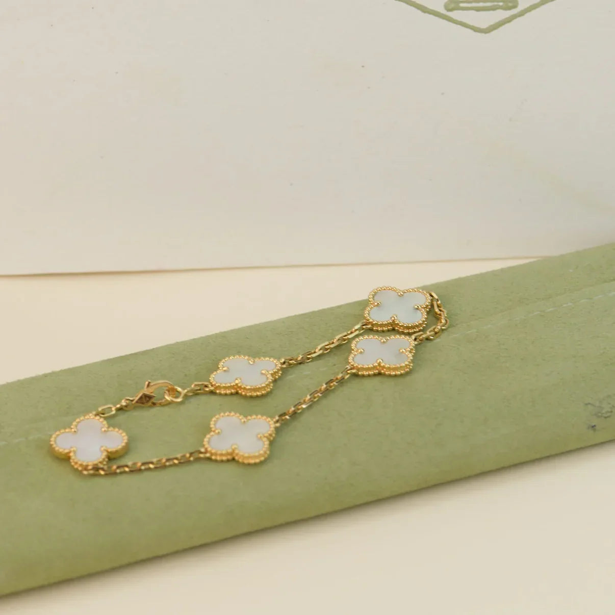[RAFFINE]CLOVER WHITE PEARL MOP 5 MOTIF BRACELET COLLECTION