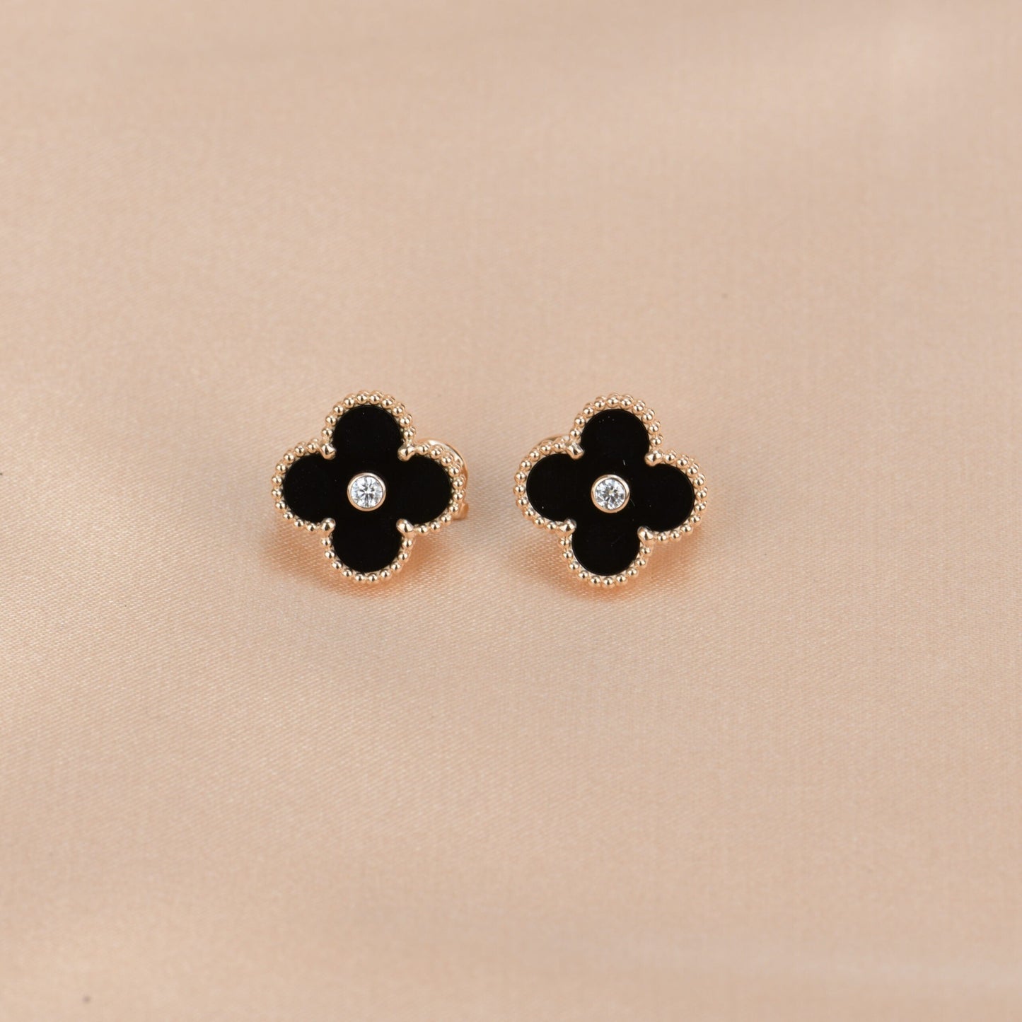 [RAFFINE]CLOVER MEDIUM 1 MOTIFS ONYX DIAMOND EARRINGS