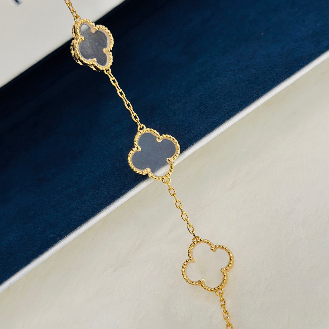 [RAFFINE]CLOVER 5 MOTIF ROCK CRYSTAL BRACELET