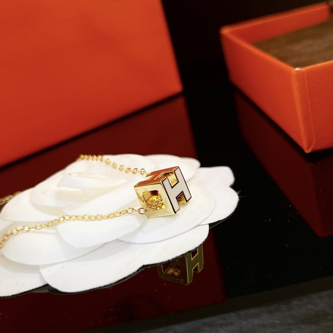 [RAFFINE]H WHITE SQUARE GOLD NECKLACE