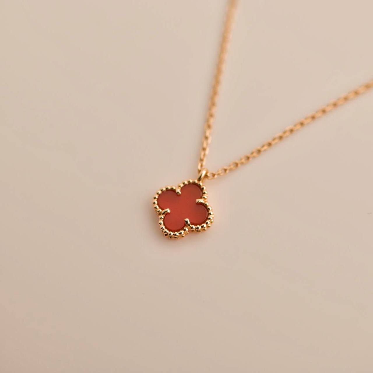 [RAFFINE]CLOVER MINI 9.5MM WHITE CARNELIANS NECKLACE