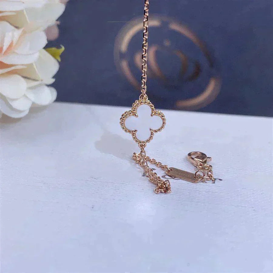 [RAFFINE]CLOVER WHITE MOP SINGLE FLOWER BRACELET